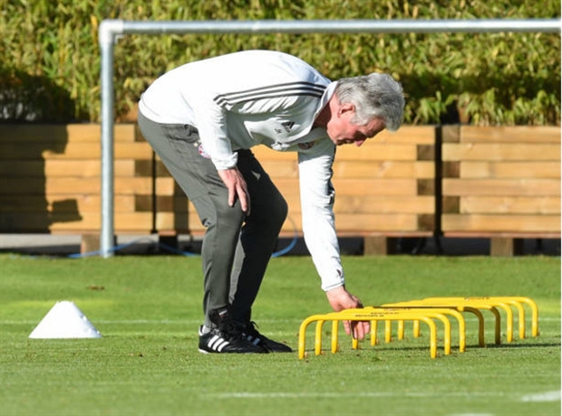 Ông lặng lẽ chỉnh chu từng vật dụng luyện tập cho các học trò.