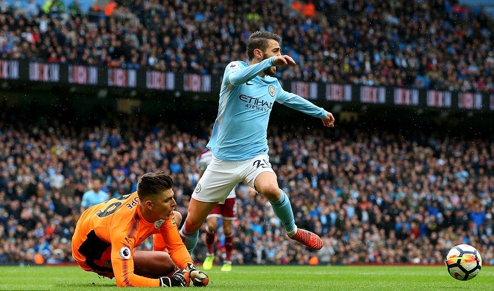 Sân cỏ châu Âu tối qua: Man Utd thế chỗ Chelsea - Bóng Đá