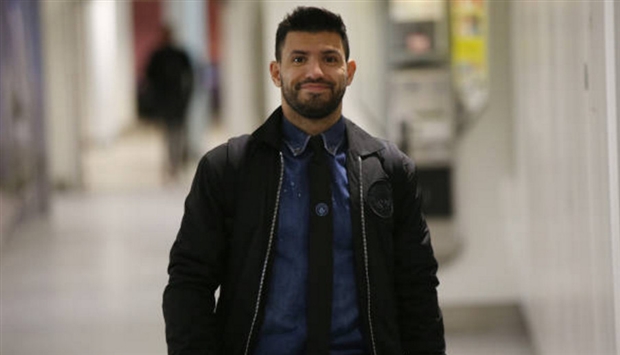 Aguero được xem là hàng hiếm trong số các hành khách vừa đặt chân tới nước Ý từ Anh.