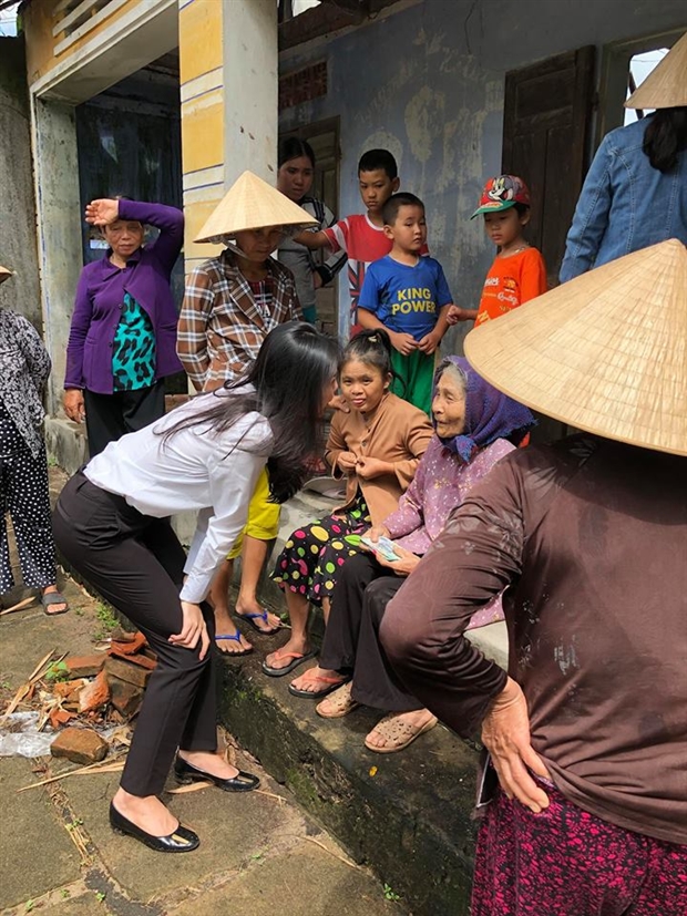 Nhờ sự gần gũi và giản dị, Công Vinh và Thủy Tiên đã nhanh chóng giúp đồng bào tại vùng thiên tai mở lòng.