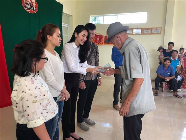 Những phần quà cũng đã nhanh chóng được trao đến tay đồng bào khó khăn.