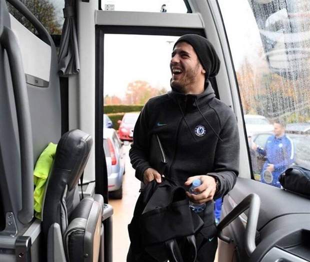 Morata đã cười rất sảng khoái ngay những phút đầu bước lên xe.
