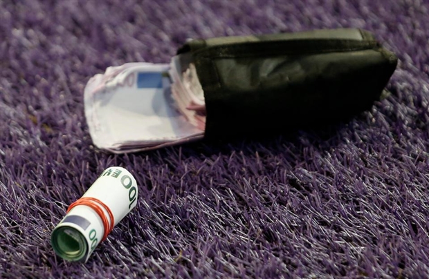 Cụ thể các CĐV nước đức cho rằng mức giá 100 euro (88 bảng) cho một chỗ ngồi tại Stade Constant Vanden Stock là hết sức vô lý.