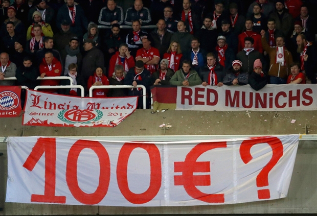 Sau cùng, lòng tham của các ngài cũng được thỏa mãn rồi chứ... 100 euro", đó là nội dung dòng chữ xuất hiện trên tấm băng-rôn của các CĐV Bayern Munich.  Thông thường, các CĐV của Bayern chỉ phải bỏ ra khoảng 44 euro cho các trận đấu.