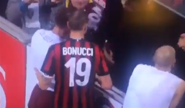 Tiền đạo ngôi sao của Torino đã ra bên ngoài đường biên và đề nghị tặng áo cho con trai của Bonucci.