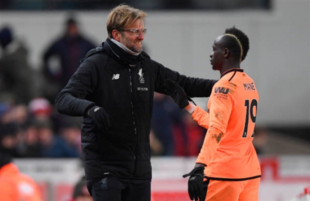 Klopp chia sẻ niềm vui với Mane, cầu thủ đã mở tỷ số cho trận đấu.