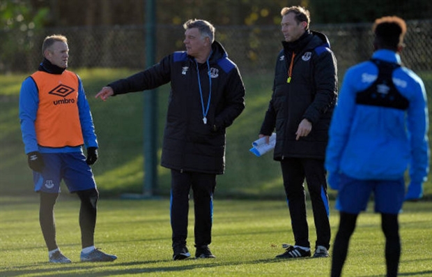 Lúc này The Toffees cũng chỉ đang hơn nhóm cầm đèn đỏ đúng 5 điểm.