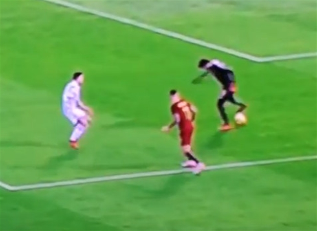 Đó là một pha giật gót chuyền bóng cho đồng đội, khi đối mặt với sức ép từ phía đối thủ.