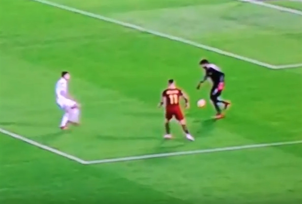 Trong trận đấu này, Alisson cũng đã có một tình huống xử lý bóng rất hay khác.