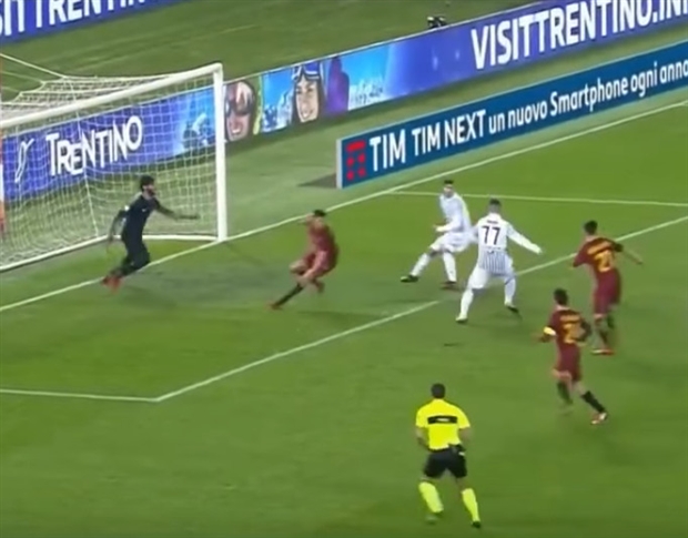 Nhưng thủ thành của Roma vẫn kịp rướn người đẩy bóng ra.