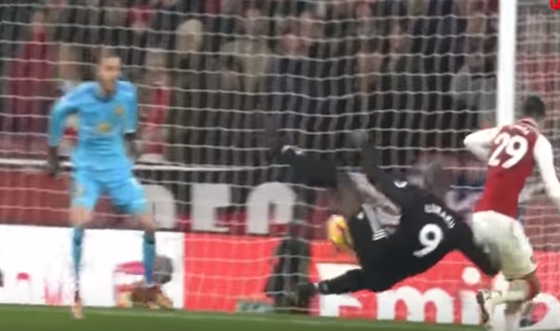 Tuy nhiên không chỉ cản phá các pha dứt điểm của Arsenal, De Gea cũng đã một lần phải đối mặt với một tình huống dứt điểm rất nguy hiểm của... Lukaku.