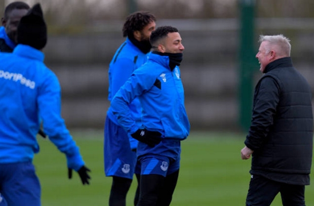 Thay vào đó các trợ lý như Sammy Lee đã đứng ra trực tiếp hướng dẫn các cầu thủ tập luyện.