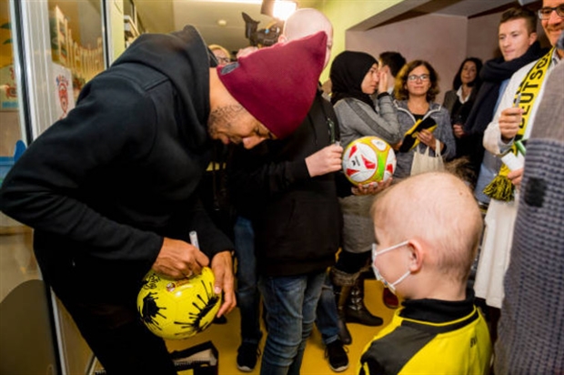 Với Dortmund, họ vừa có được chiến thắng đầu tiên sau 9 trận chỉ biết thua và hòa.