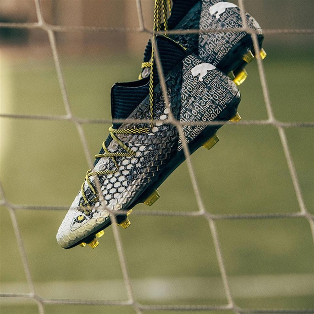 Một điểm nhấn rất đặc biệt trên phần mũi giày đó là họa tiết con mắt rất độc đáo.