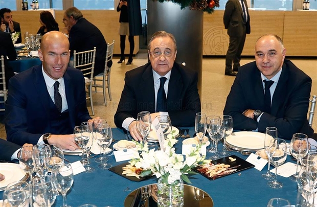 Chủ tịch Florentino Pérez (giữa) là người chủ trì buổi tiệc này như thường lệ.