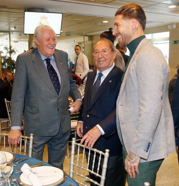 Đội trưởng Sergio Ramos (Phải) cũng rất tích cực 'hỗ trợ' ngài chủ tịch trong việc khuấy động bầu không khí buổi tiệc.