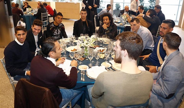 Ronaldo thì chấp nhận yên vị trong bàn tiệc bên cạnh người bạn thân là Marcelo