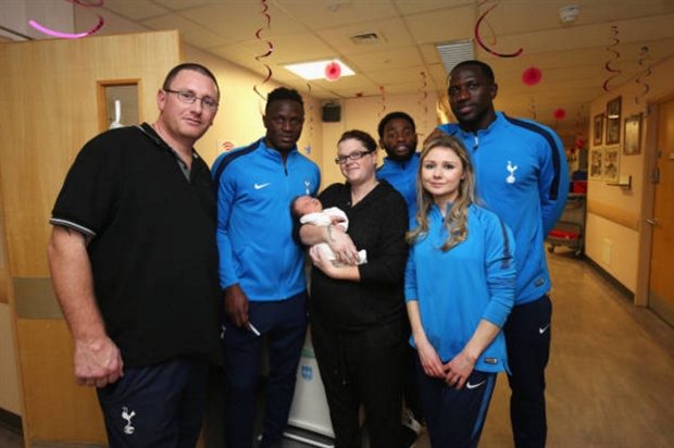 Vào ngày hôm qua, các thành viên của Tottenham đã có một ngày trao quà bận rộn