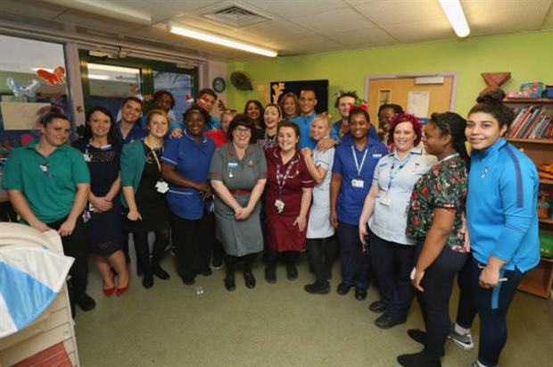 Những hình ảnh phát quà của Gà Trống tại bệnh viện Princess Alexandra.