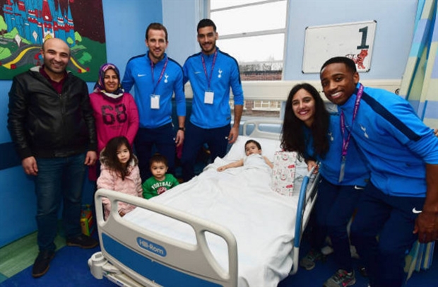 Các ngôi sao của Tottenham giao lưu với các CĐV tại bệnh viện Whipps Cross.