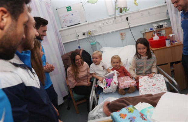 Một đêm phát quà vất vả, nhưng cũng rất vui đối với các ngôi sao của Tottenham.