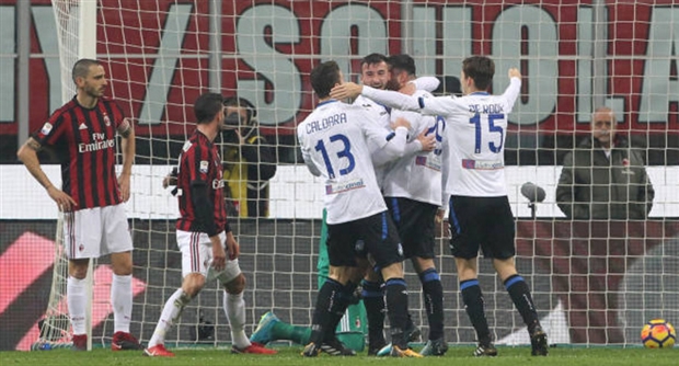 Trên sân San Siro, Rossoneri vừa phải đón nhận thất bại 0-2 trước Atalanta.