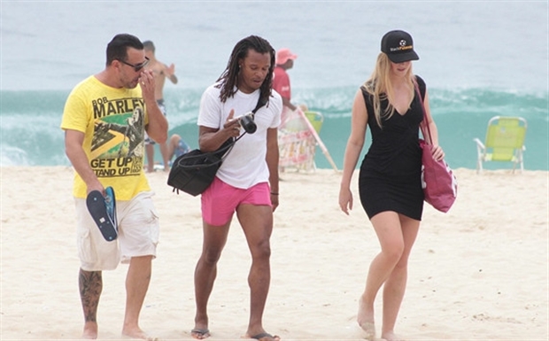 Ở tuổi 44, Edgar Davids lúc này đã không còn tham gia nhiều vào các hoạt động bóng đá.