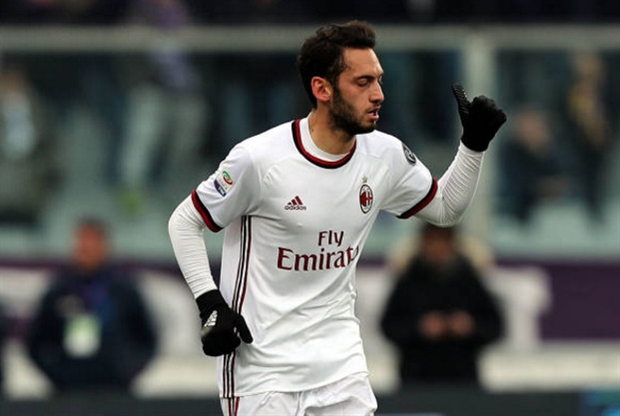 May mắn Hakan Calhanoglu cũng đã kịp gỡ hòa chỉ 4 phút sau đó.