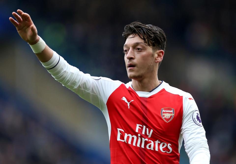 Ozil là cầu thủ chơi tốt hiếm hoi của Arsenal mùa này