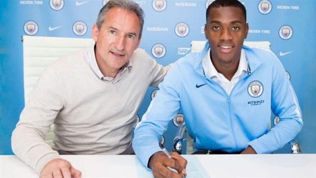 Tosin Adarabioyo đang hưởng mức lương 25.000 bảng/tuần tại Man City