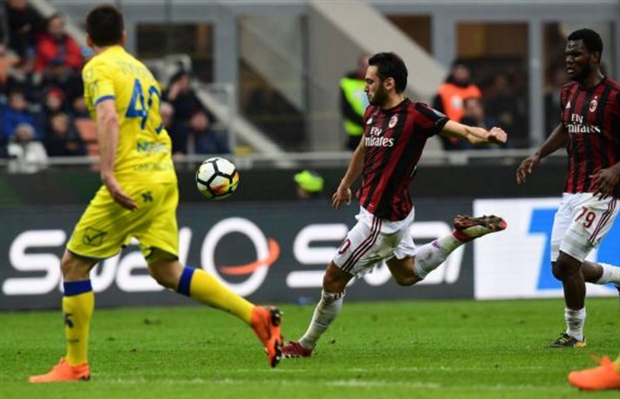 Ngược dòng ngoạn mục, Milan trở lại Serie A với 3 điểm - Bóng Đá
