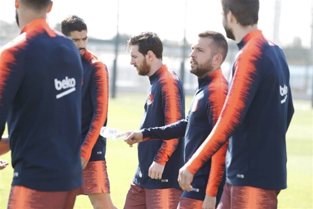 Dù chấn thương, Messi vẫn ra sân tập cùng Barcelona - Bóng Đá