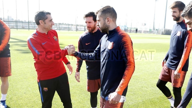 Dù chấn thương, Messi vẫn ra sân tập cùng Barcelona - Bóng Đá