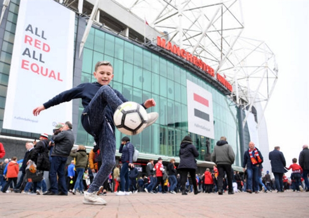 Fan nhí Man Utd múa bóng điệu nghệ trước Old Trafford - Bóng Đá