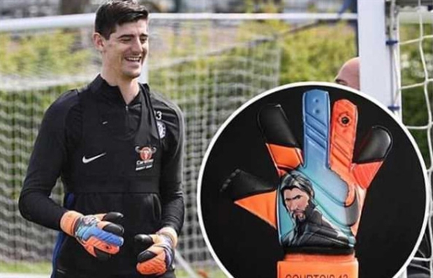 Courtois gây chú ý khi mang 'hàng độc' tới sân tập Chelsea - Bóng Đá