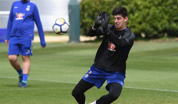 Courtois gây chú ý khi mang 'hàng độc' tới sân tập Chelsea - Bóng Đá