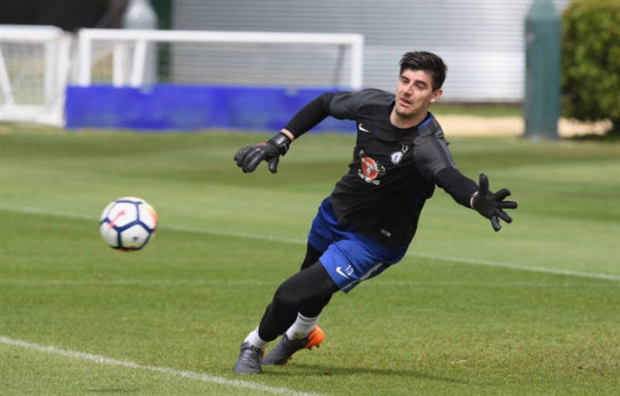 Courtois gây chú ý khi mang 'hàng độc' tới sân tập Chelsea - Bóng Đá