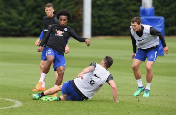 Courtois gây chú ý khi mang 'hàng độc' tới sân tập Chelsea - Bóng Đá