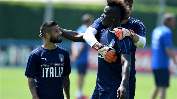 Balotelli trở lại, sân tập của Italia cũng nhộn hẳn ra - Bóng Đá