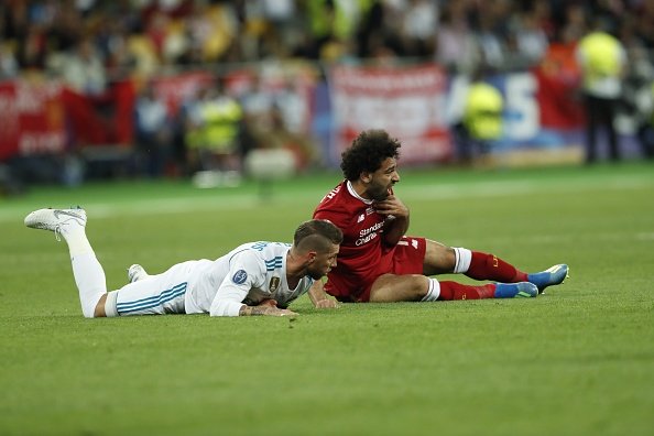 Salah rời sân trong nước mắt, Ramos bị CĐM chỉ trích nặng nề - Bóng Đá