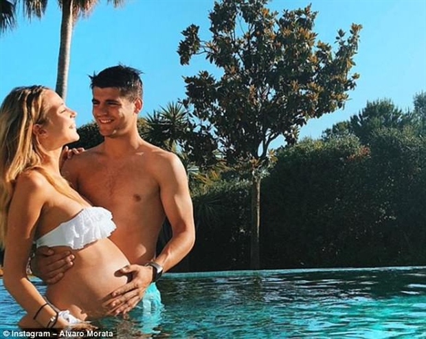 Morata tích cực khoe ảnh vợ để quên đi World Cup - Bóng Đá