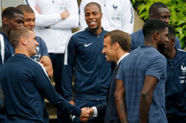 Tổng thống Pháp tới thăm đại bảng doanh của Les Bleus - Bóng Đá