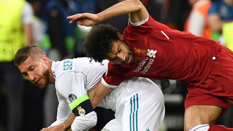 Salah suýt nổi cáu vì bị CĐV chạm vào vai  - Bóng Đá