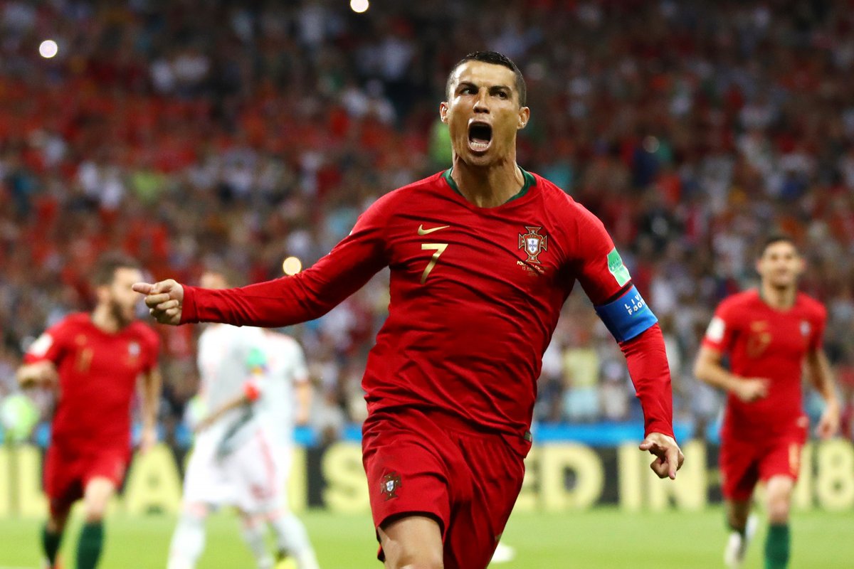 Sút tung lưới TBN, Ronaldo lại làm nên kỳ tích - Bóng Đá
