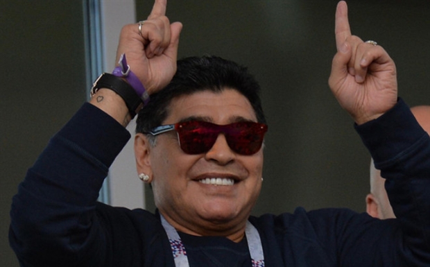 Maradona và dàn mỹ nữ xuất hiện trong ngày ra quân của Argentina - Bóng Đá
