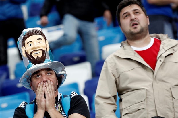 CĐV đẫm nước mắt vì Messi và Argentina - Bóng Đá