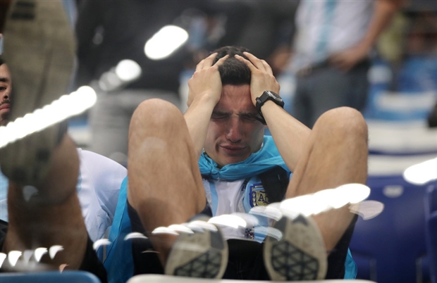 CĐV đẫm nước mắt vì Messi và Argentina - Bóng Đá