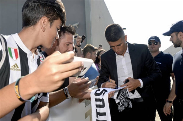 Rừng CĐV Juventus chào đón tân binh 40 triệu euro đến Turin - Bóng Đá