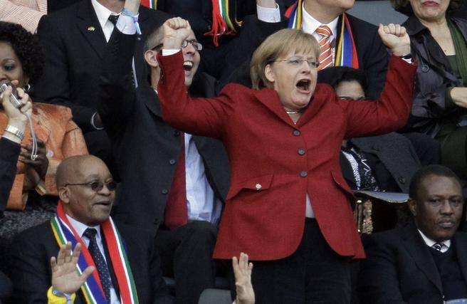 Thủ tướng Merkel luôn dành tình yêu rất lớn cho bóng đá