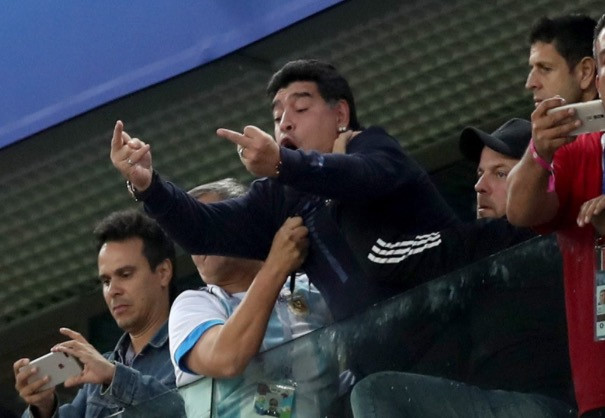 FIFA sắp trừng phạt 'ngón tay thối' của Maradona  - Bóng Đá